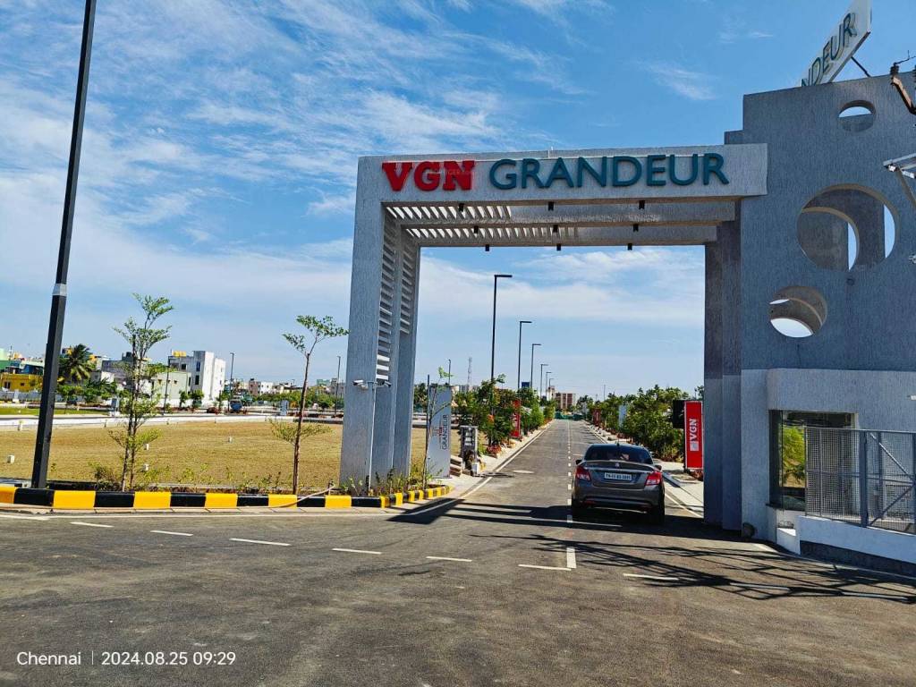 Grandeur Plots